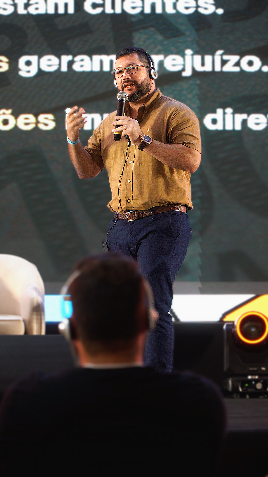 Glauber Dourado no palco — evento nacional